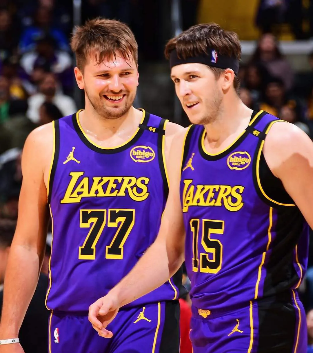 九游官方网站-加拿大队观众热烈欢呼！，Doinb迎来七赛季出色发挥引发球迷热议-九游官方网站